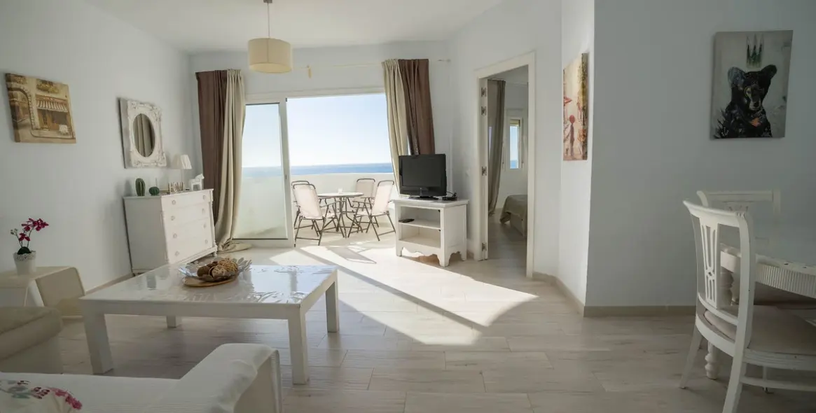 Sale of middle floor apartment in Calahonda 3