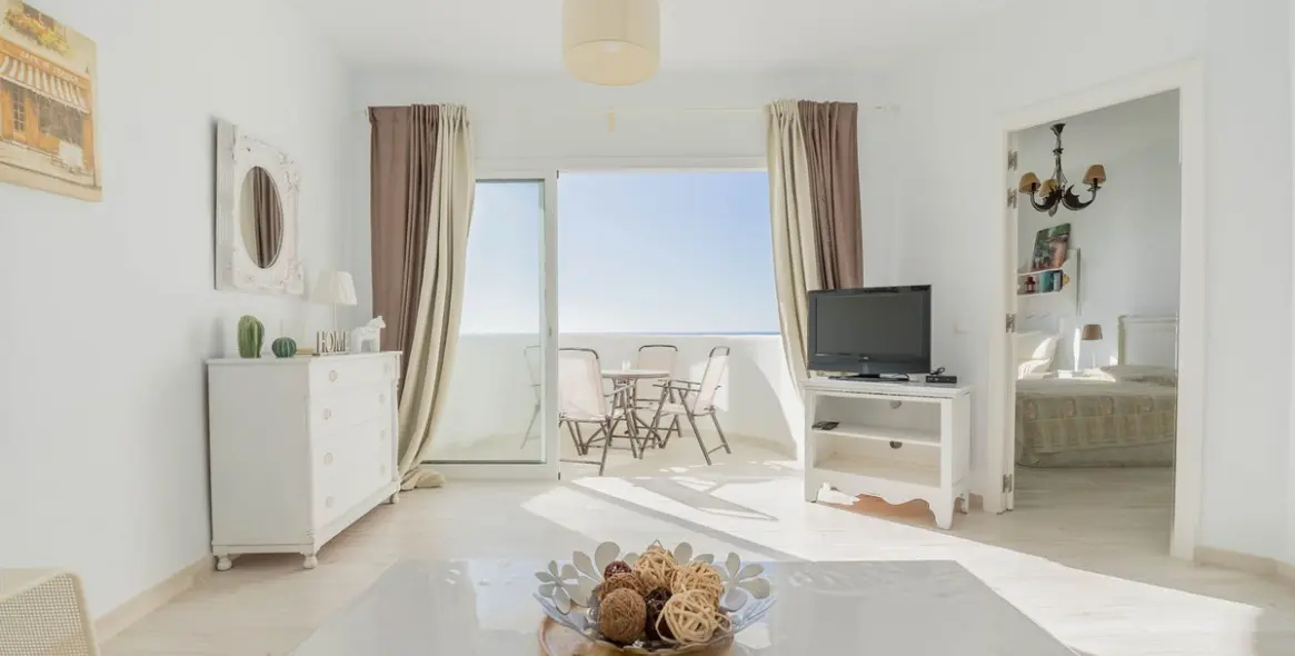 Sale of middle floor apartment in Calahonda 4