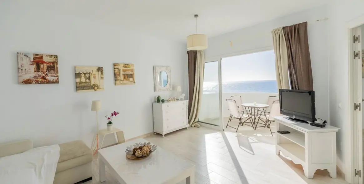 Sale of middle floor apartment in Calahonda 7