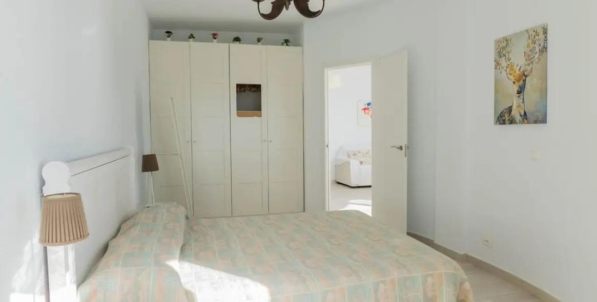 Sale of middle floor apartment in Calahonda 10