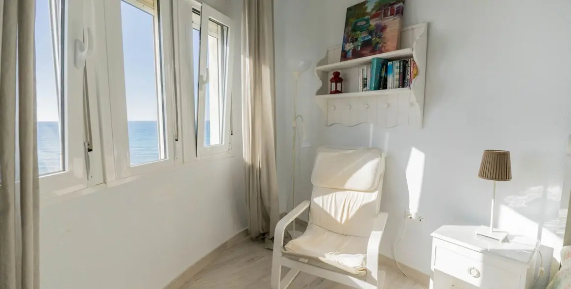 Sale of middle floor apartment in Calahonda 11