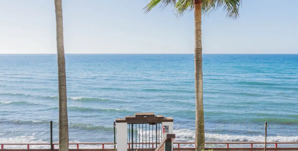 Sale of middle floor apartment in Calahonda 16