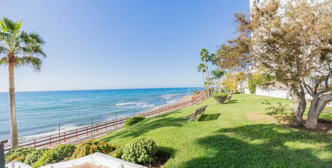 Sale of middle floor apartment in Calahonda 17