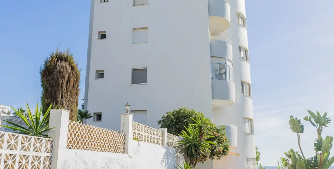 Sale of middle floor apartment in Calahonda 18