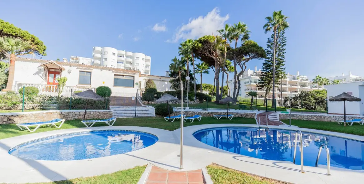 Sale of middle floor apartment in Calahonda 19