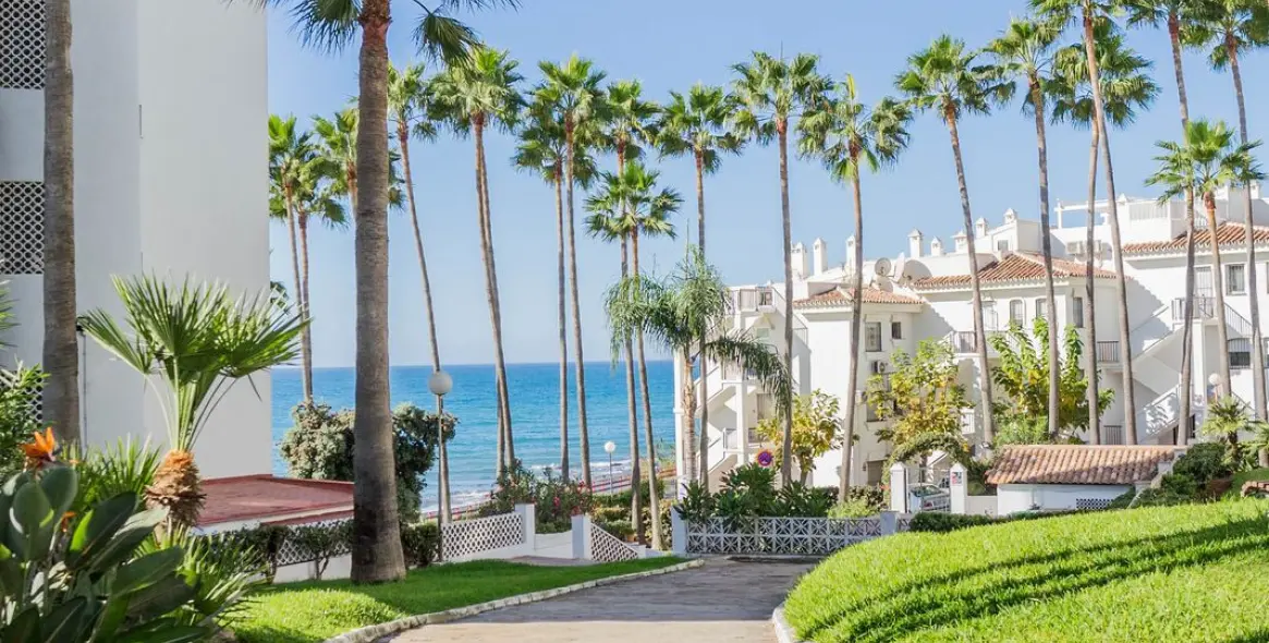 Sale of middle floor apartment in Calahonda 20