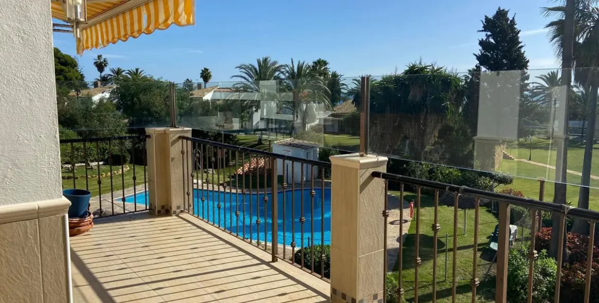 Sale of penthouse duplex in Estepona 2