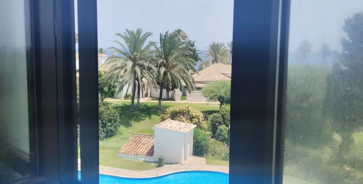 Sale of penthouse duplex in Estepona 18