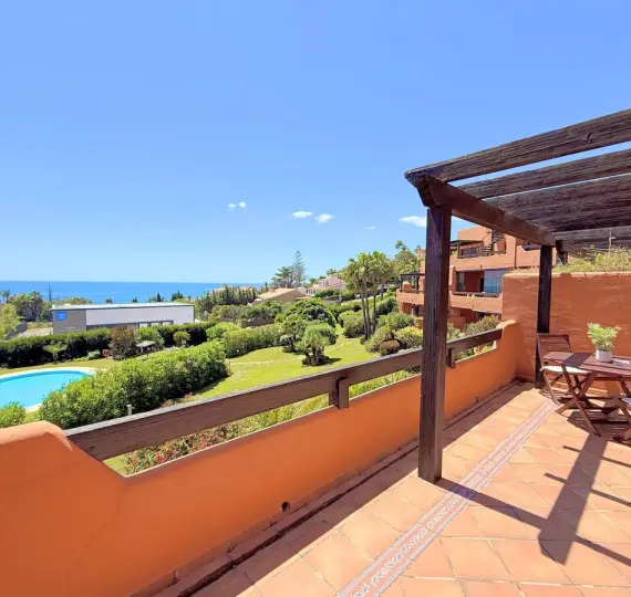 Sale of middle floor apartment in Estepona