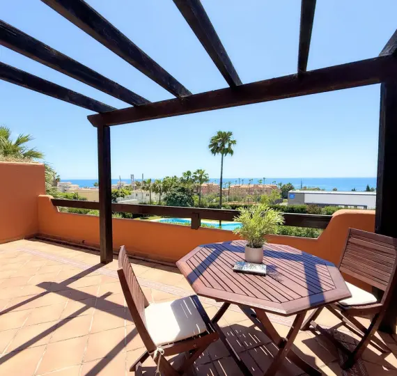 Sale of middle floor apartment in Estepona