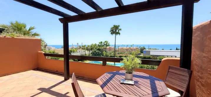Sale of middle floor apartment in Estepona 1