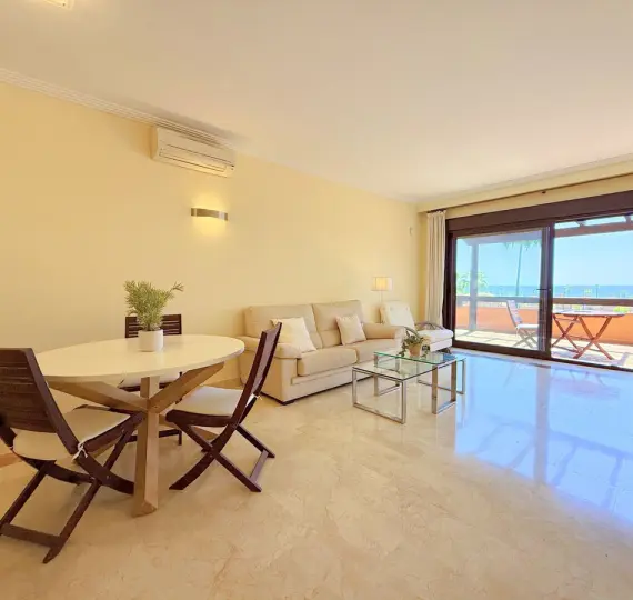 Sale of middle floor apartment in Estepona