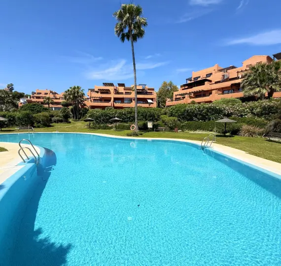 Sale of middle floor apartment in Estepona