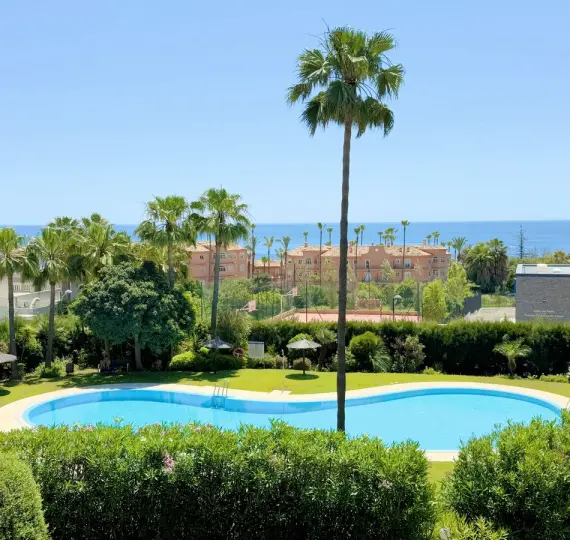 Sale of middle floor apartment in Estepona