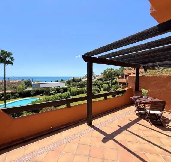 Sale of middle floor apartment in Estepona
