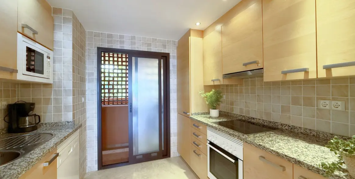 Продажа апартаментов на среднем этаже в Estepona 16