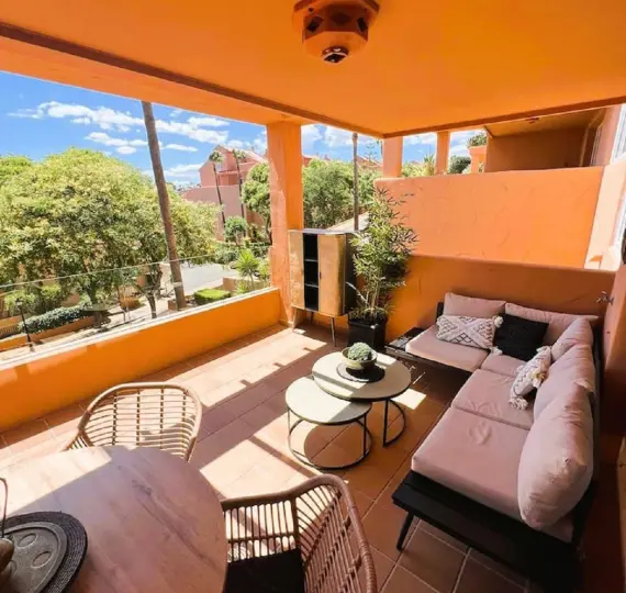 Sale of middle floor apartment in Elviria