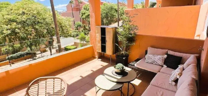 Sale of middle floor apartment in Elviria 1