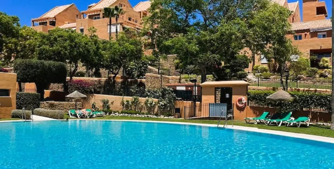 Sale of middle floor apartment in Elviria 6