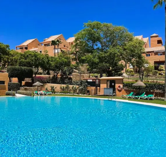 Sale of middle floor apartment in Elviria