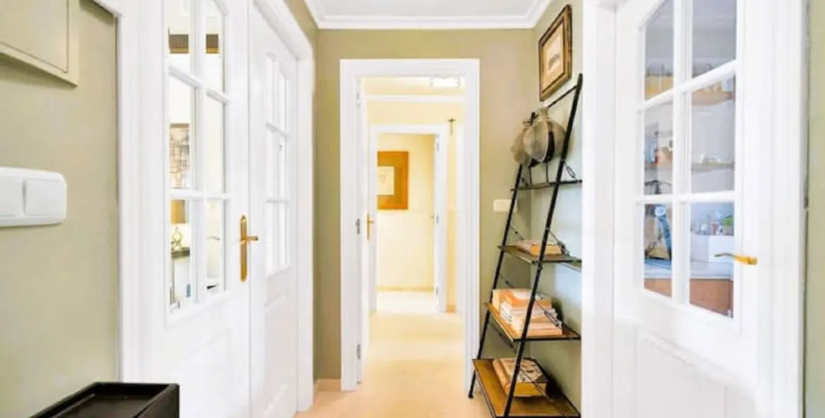 Sale of middle floor apartment in Elviria 11