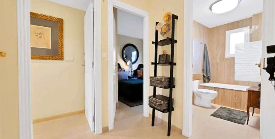 Sale of middle floor apartment in Elviria 13