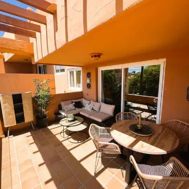 Продажа апартаментов на среднем этаже в Elviria