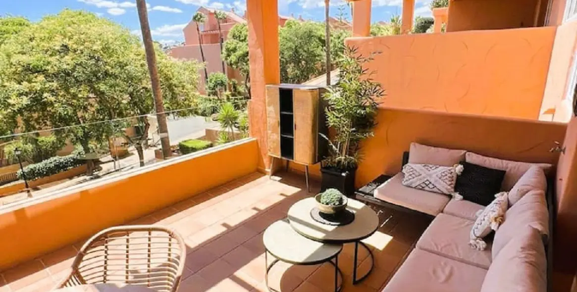 Sale of middle floor apartment in Elviria 2