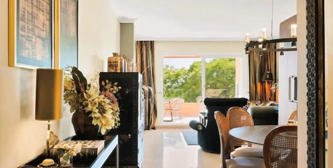Sale of middle floor apartment in Elviria 8