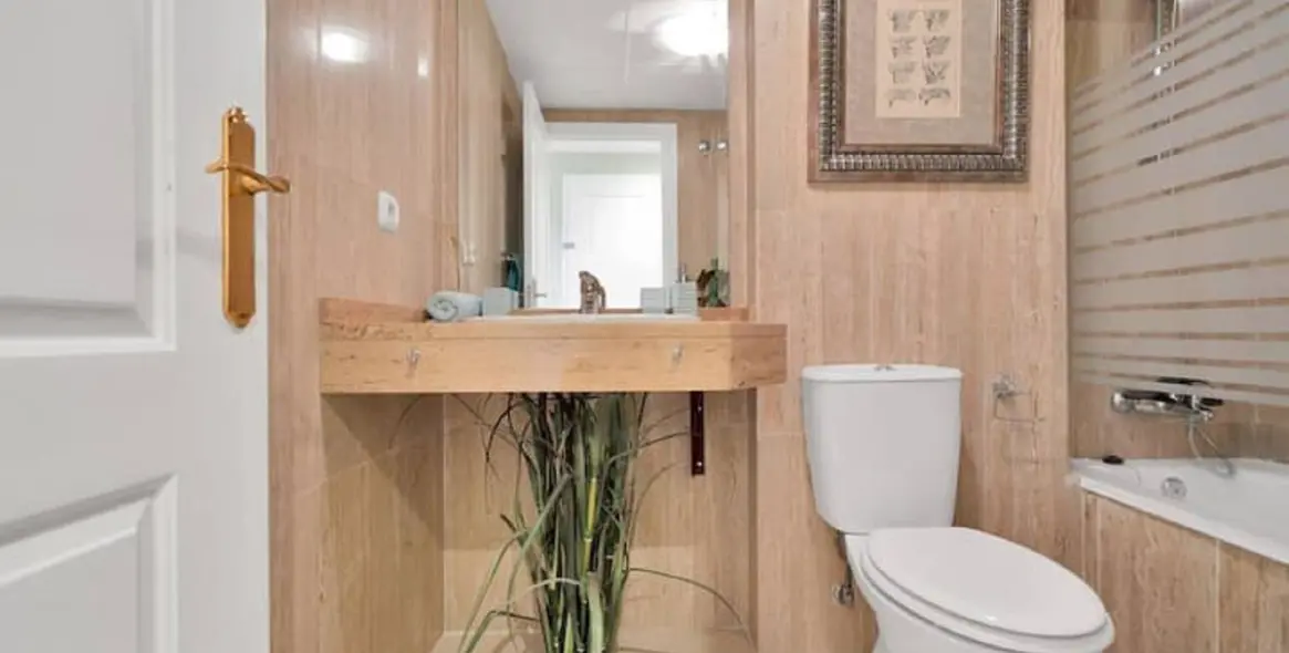 Sale of middle floor apartment in Elviria 12