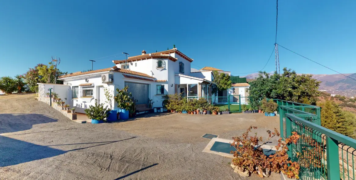 Sale of detached villa in Arenas 1