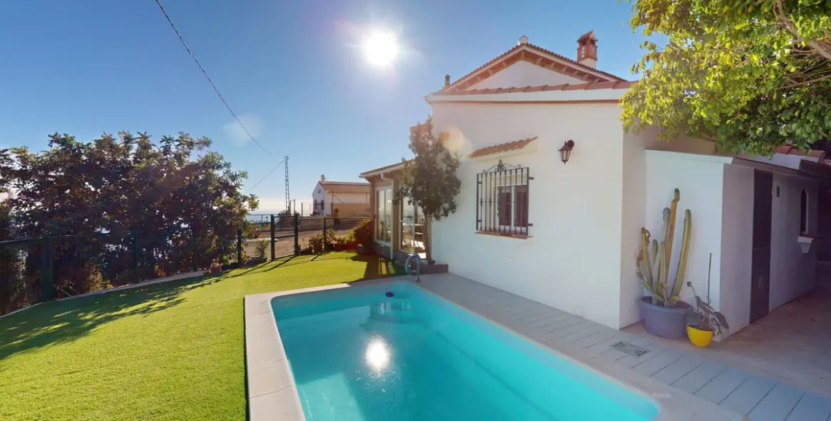 Sale of detached villa in Arenas 3