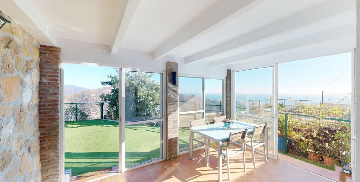 Sale of detached villa in Arenas 7