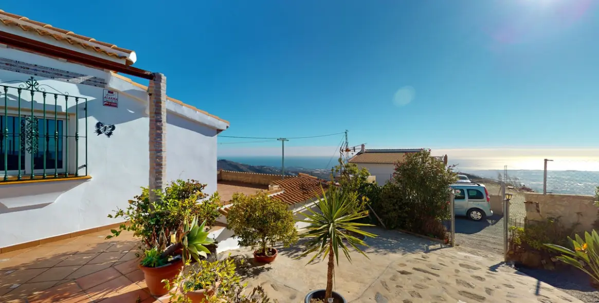 Sale of detached villa in Arenas 38