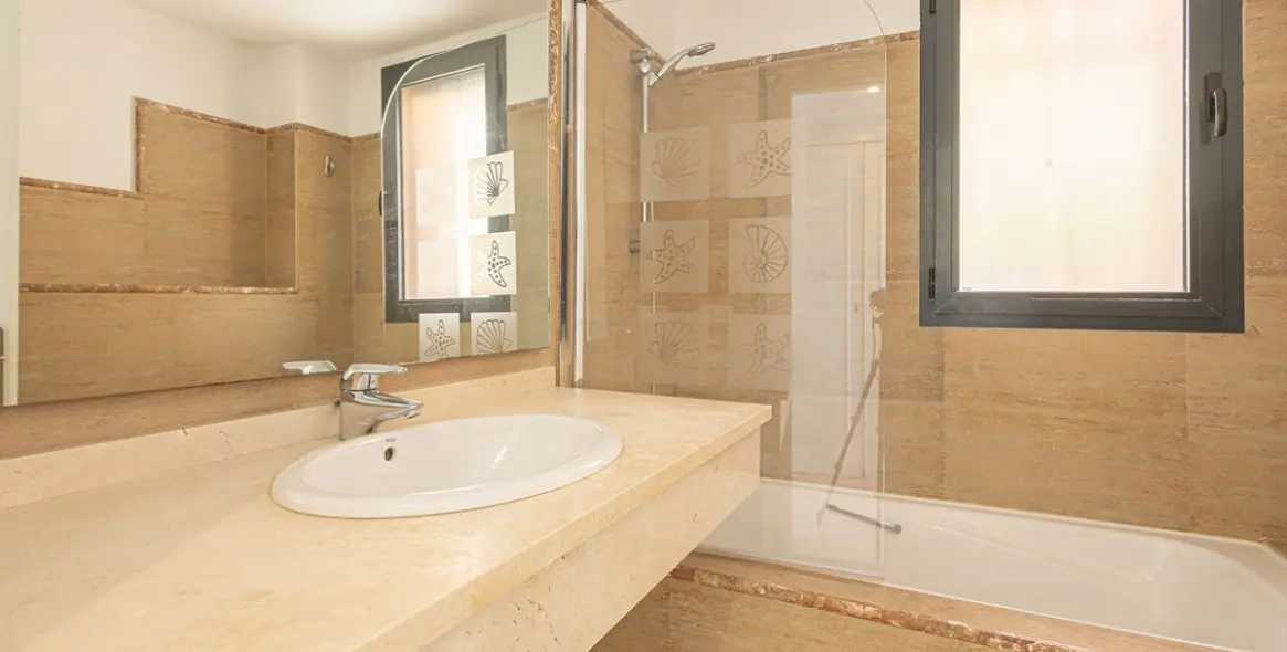 Sale of ground floor apartment in Calahonda 13