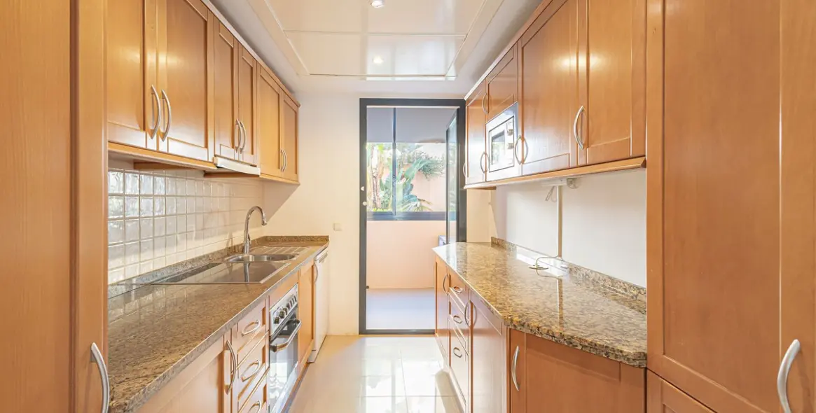 Sale of ground floor apartment in Calahonda 16