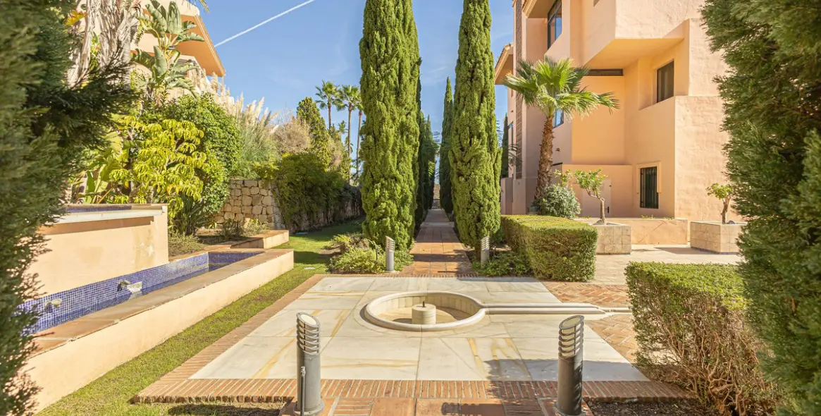 Sale of ground floor apartment in Calahonda 20