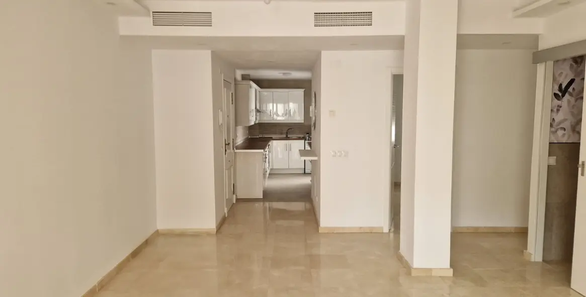 Venta de apartamento en planta media en Estepona 1