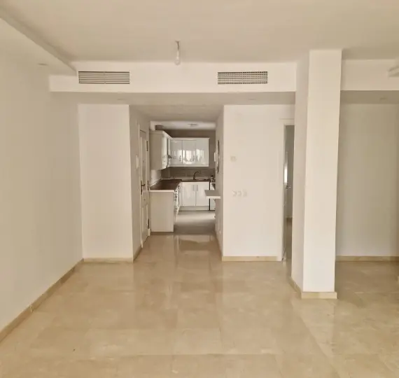 Sale of middle floor apartment in Estepona