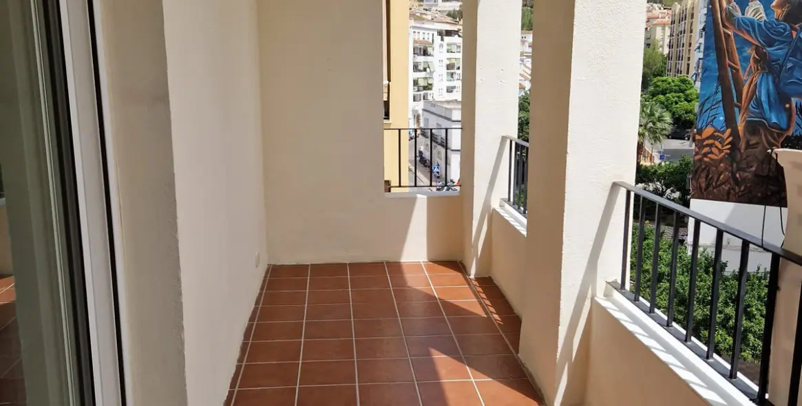 Venta de apartamento en planta media en Estepona 2