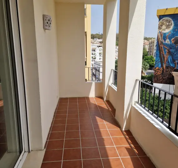 Sale of middle floor apartment in Estepona