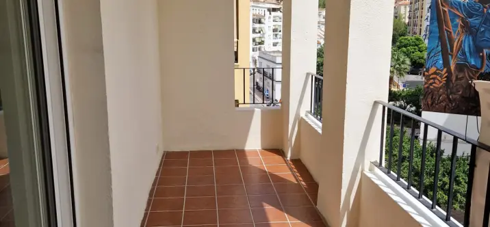 Sale of middle floor apartment in Estepona 1
