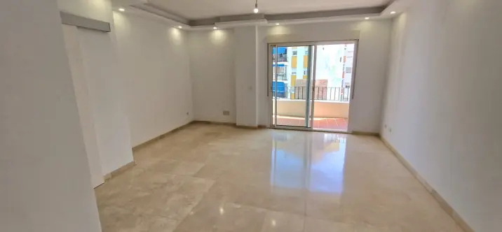 Sale of middle floor apartment in Estepona 2