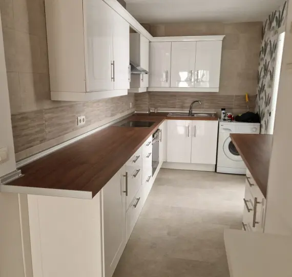 Sale of middle floor apartment in Estepona