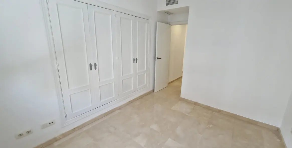 Venta de apartamento en planta media en Estepona 5