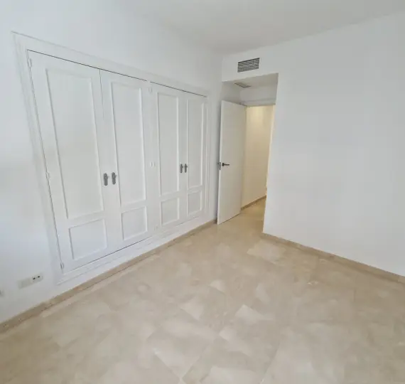 Sale of middle floor apartment in Estepona