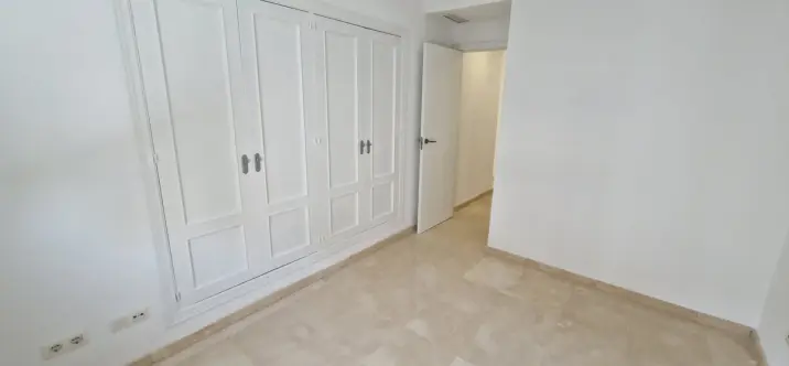 Sale of middle floor apartment in Estepona 4