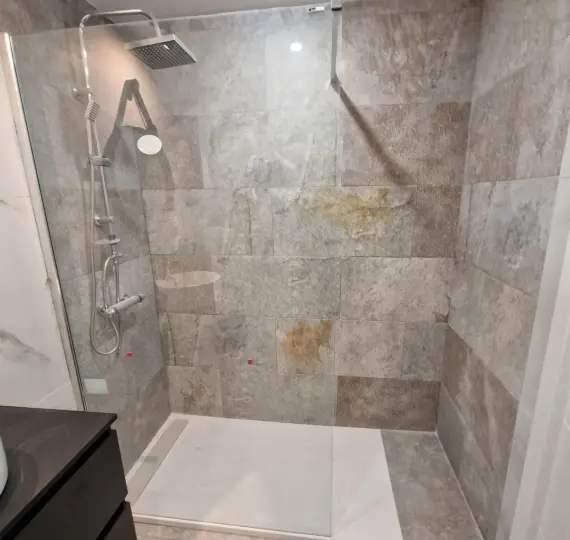 Sale of middle floor apartment in Estepona