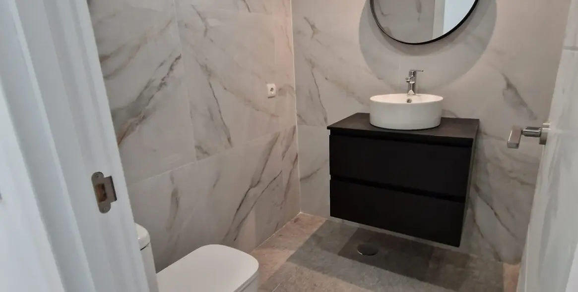 Venta de apartamento en planta media en Estepona 8