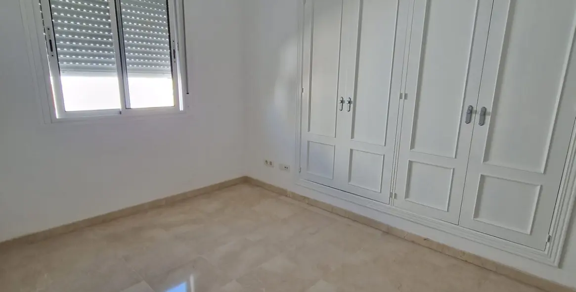 Venta de apartamento en planta media en Estepona 10